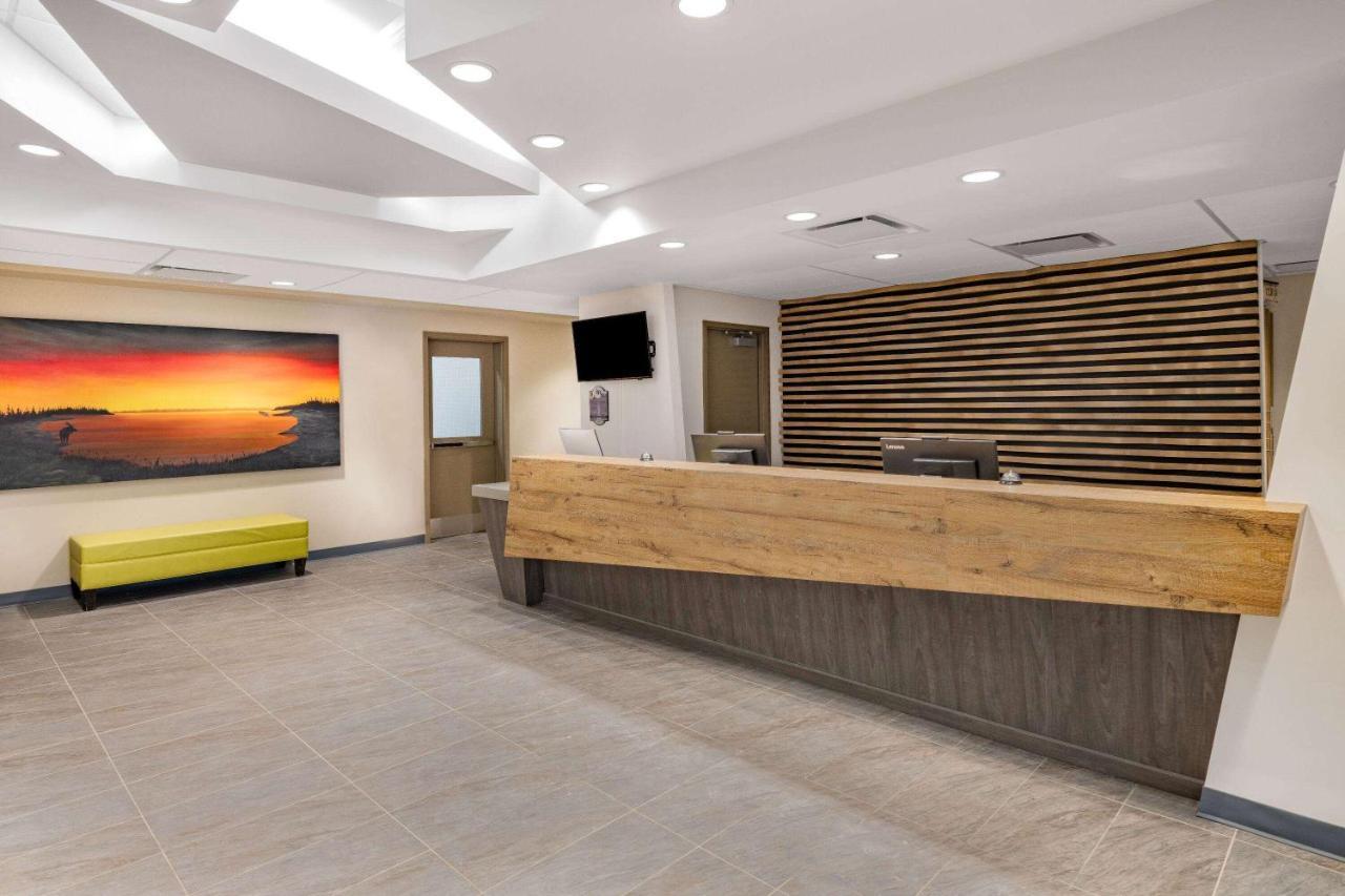 Super 8 By Wyndham Moosonee Hotell Exteriör bild
