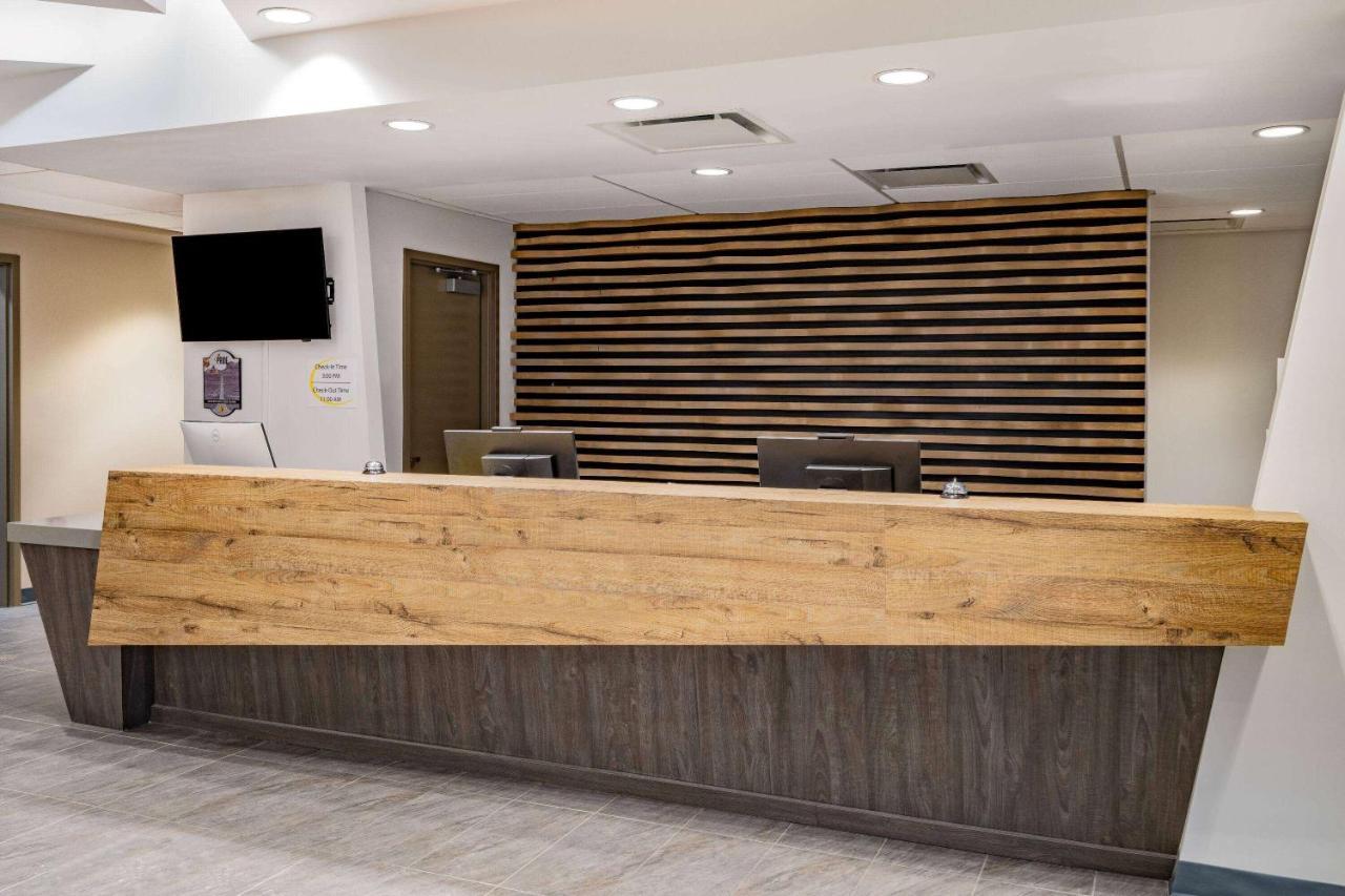 Super 8 By Wyndham Moosonee Hotell Exteriör bild