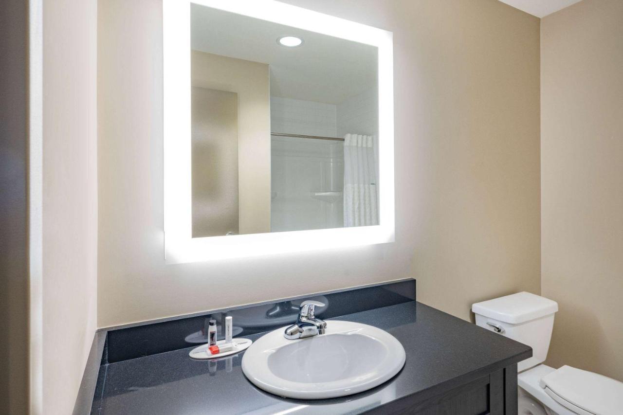Super 8 By Wyndham Moosonee Hotell Exteriör bild